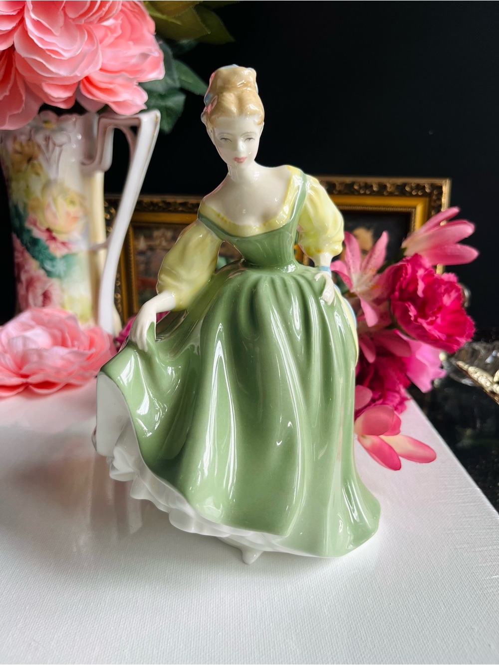 Vintage Royal Doulton Figurine "Fair Lady" HN 2193 - Green Dress